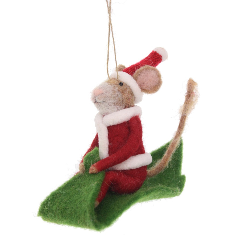 Muis in kerstpak op blad slee hangend vilt 8x13x10cm