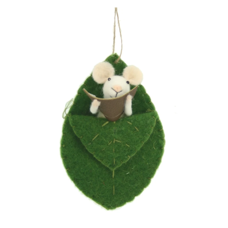 Muis in blad met boek vilt 9,5x6x14cm